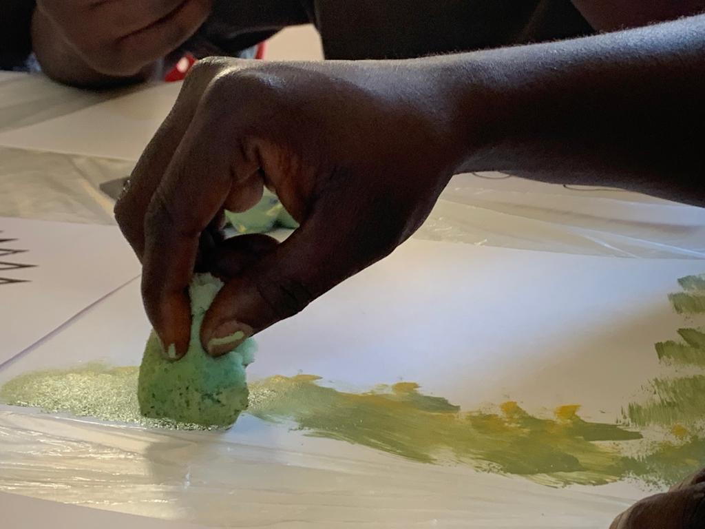 Dall’arcobaleno di mani all’albero della fratellanza. Nell’ultimo laboratorio di Skill Me UP! l’arte è un ponte di dialogo